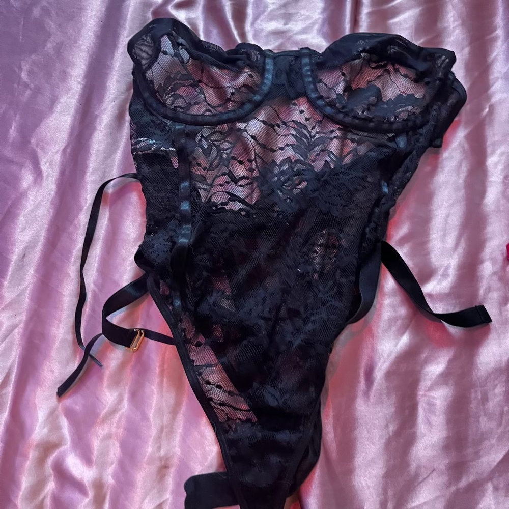Strapless lace body suit